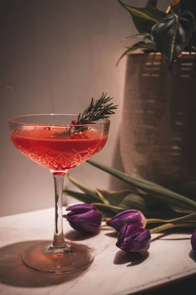 Närbild Röd Cocktail Med Vacker Garnering Bredvid Lila Blommorna — Stockfoto