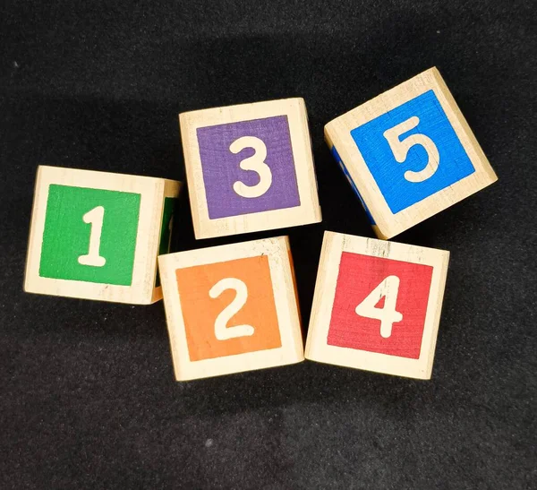 Färgglada Block Med Nummer Ett Två Tre Fyra Och Fem — Stockfoto
