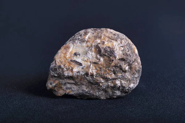 Siyah Arka Planda Izole Edilmiş Granit Iğneyle Yakın Plan Bir — Stok fotoğraf