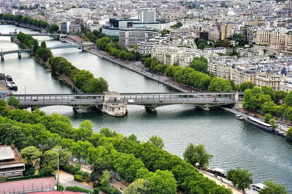 Uma Longa Ponte Sobre Rio Sena Com Cidade Paris Fundo — Fotografia de Stock