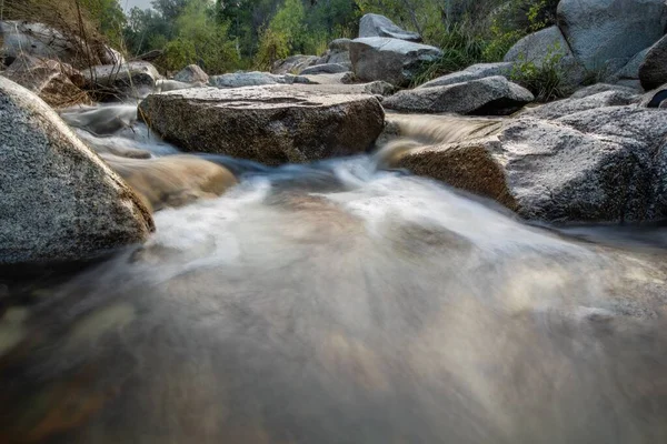 มมองท สวยงามของ Lynx Creek ไหลใกล Fain Park — ภาพถ่ายสต็อก