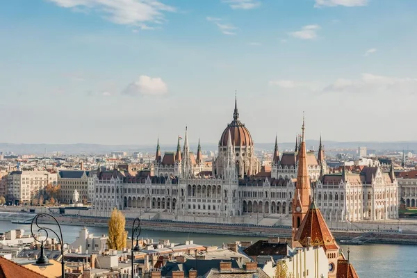 Una Vista Lejana Del Parlamento Húngaro Día Soleado Budapest — Foto de Stock