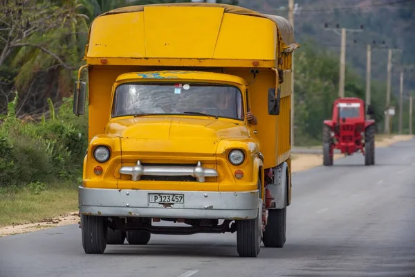 Primer Plano Camión Amarillo Una Calle Santiago Cuba — Foto de Stock