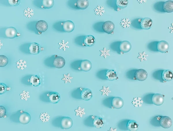Las Bolas Navidad Patrón Copos Nieve Con Fondo Azul Concepto —  Fotos de Stock