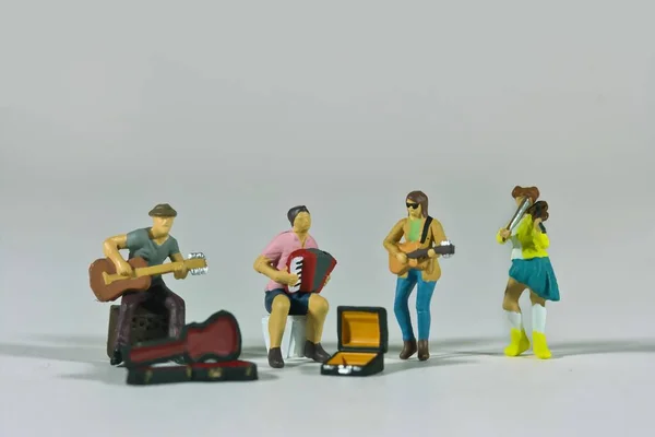 Straat Muziek Band Geïsoleerd Lichte Achtergrond Miniatuur Figuren Scène — Stockfoto