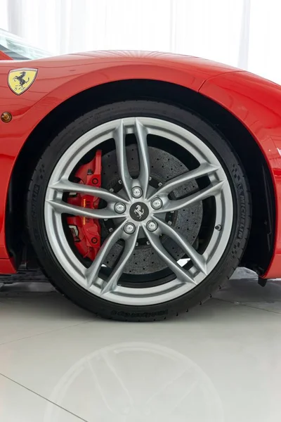 Vertikal Bild Ferrari 488 Gtb Rosso Corsa Med Ett Silverhjul — Stockfoto