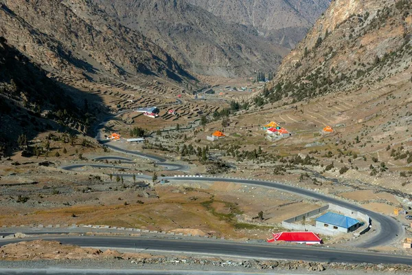 Ein Gebirgstal Mit Einer Zickzackstraße Den Nördlichen Gebieten Von Gilgit — Stockfoto