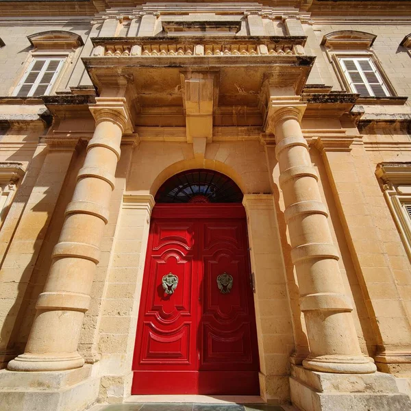 Fasada Starożytnego Budynku Czerwonymi Drzwiami Mdina Malta — Zdjęcie stockowe