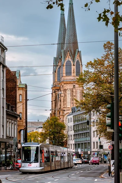 Dsseldorf街上和教堂里的一辆公共汽车 — 图库照片