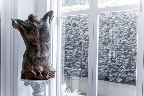 Utsikten Över Brons Naken Figur Kroppsskulptur Placerad Vid Fönstret — Stockfoto