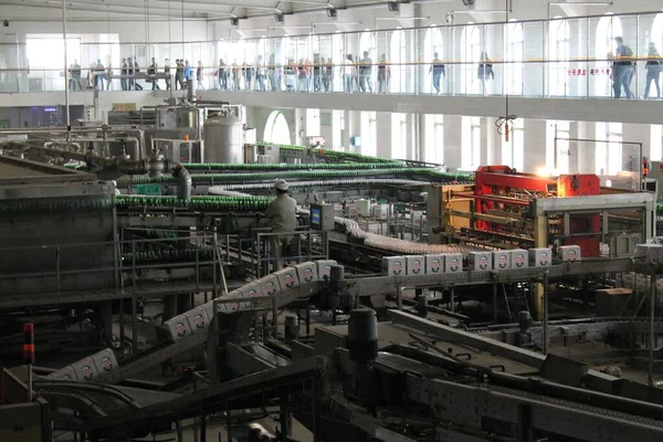 Wewnątrz Firmy Produkującej Piwo Robotnikami Liniami Butelek Maszyn Chinach — Zdjęcie stockowe
