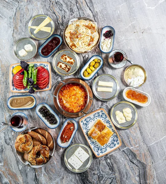 花崗岩のテーブルの上にチャイとグルメ中東のランチと朝食料理のトップビュー — ストック写真