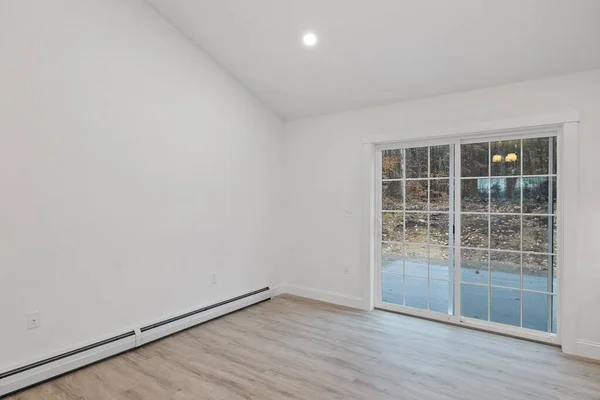 Das Innere Eines Zimmers Mit Einer Terrassenschiebetür Einem Parkettboden — Stockfoto