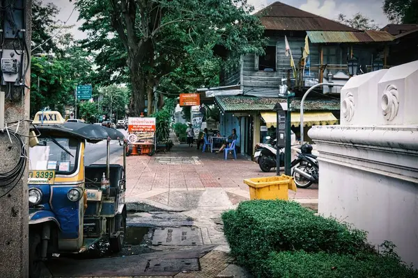 Una Calle Con Edificios Madera Bangkok Tailandia — Foto de Stock