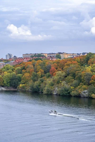 Stockholm Üzerinde Mavi Gökyüzü Nehrin Diğer Tarafındaki Liman — Stok fotoğraf