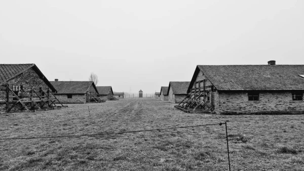 Una Vista Escala Grises Los Edificios Campo Concentración Auschwitz Oswiecim —  Fotos de Stock