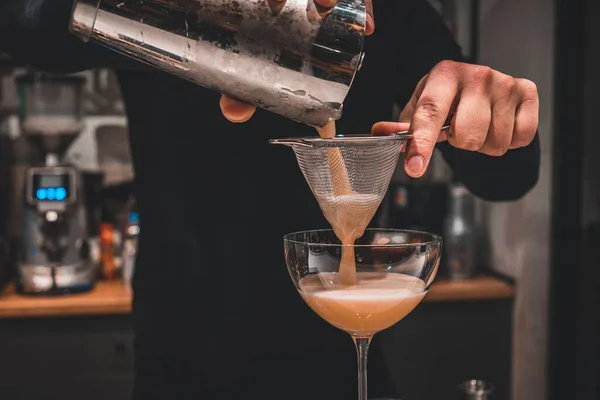 Nahaufnahme Eines Barkeepers Der Einen Köstlichen Cocktail Zubereitet — Stockfoto