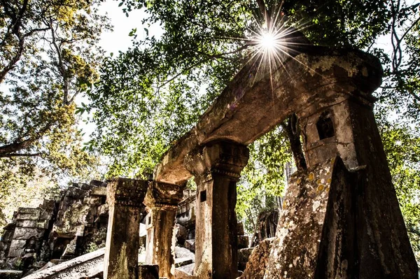 Die Ruinen Angkor Wat Sind Bereits Von Pflanzen Bedeckt — Stockfoto