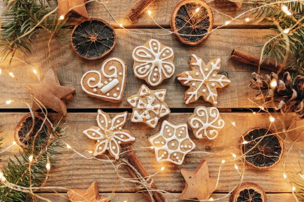 Overhead Φωτογραφία Από Μπισκότα Gingerbread Χριστούγεννα Ξύλινους Πίνακες — Φωτογραφία Αρχείου