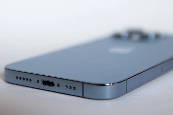 Egy Közeli Kép Egy Kék Iphone Pro Töltő Port — Stock Fotó
