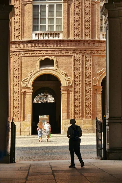 Eine Vertikale Aufnahme Von Menschen Die Innenhof Des Palazzo Carignano — Stockfoto