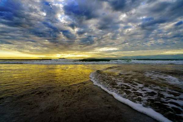 海峡两岸的落日 多云的天空 — 图库照片