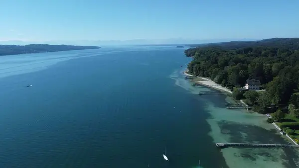 Вид Воздуха Парусник Плавающий Спокойному Морю Возле Острова Летом — стоковое фото