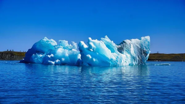 Der Blick Auf Den Blauen See Mit Einem Schwimmenden Eisberg — Stockfoto