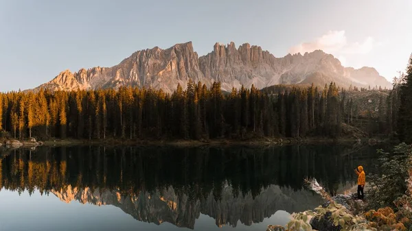 Caminhante Margem Lago Com Reflexo Das Árvores Das Montanhas Dolomitas — Fotografia de Stock