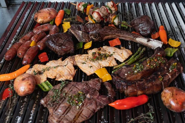 Închidere Grătarului Complet Asado Argentinian Carne Legume — Fotografie, imagine de stoc