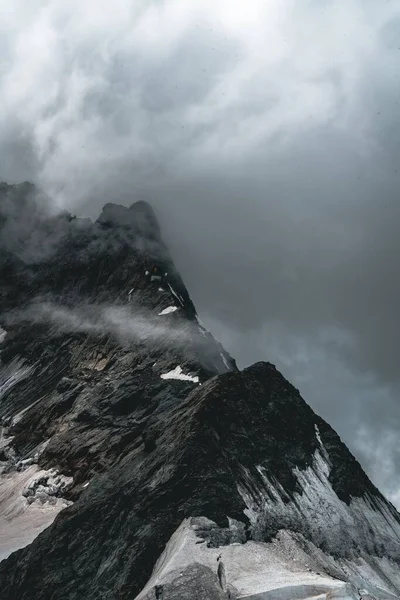 Eine Vertikale Aufnahme Eines Teils Der Schweizer Alpen Mit Scharfen — Stockfoto
