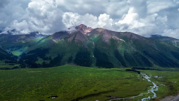 Μια Γραφική Εικόνα Των Βουνών Ένα Ευρύ Πράσινο Πεδίο Κάτω — Φωτογραφία Αρχείου