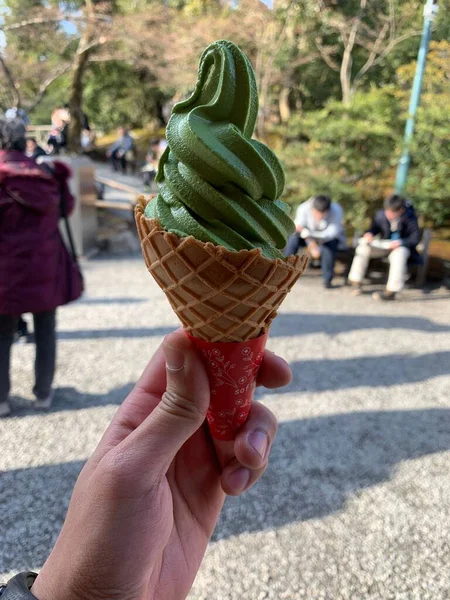 在炎热的天气里 日本马沙绿色的冰激凌蛋卷 — 图库照片