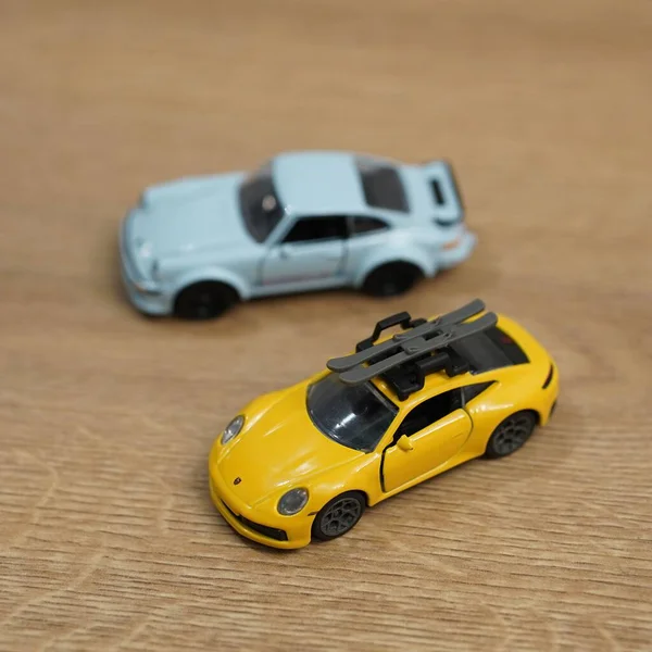 Zbliżenie Porsche Zabawki Modele Samochodów Marki Majorette Drewnianej Powierzchni — Zdjęcie stockowe