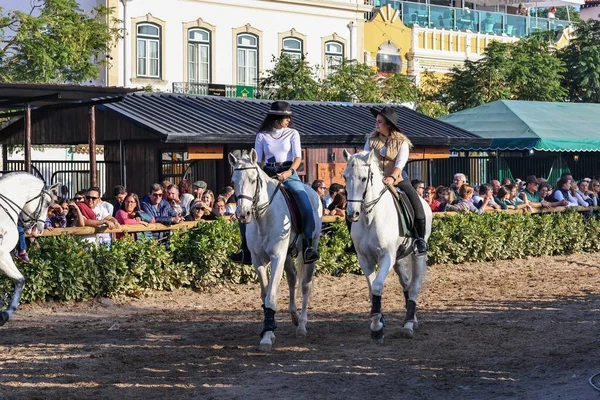 Två Kvinnor Rider Vita Hästar National Horse Fair Folk Runt — Stockfoto