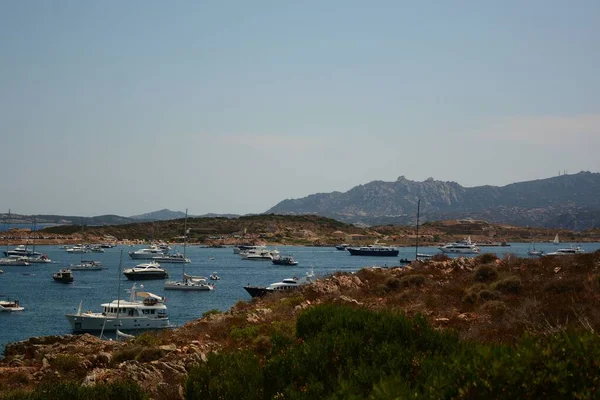 Una Escena Barcos Yates Colinas Montañas Rocosas Del Archipiélago Maddalena — Foto de Stock