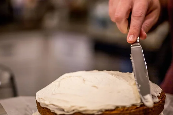 Неглибокий Фокус Жінки Використанням Металевого Масляного Ножа Щоб Викласти Крем — стокове фото