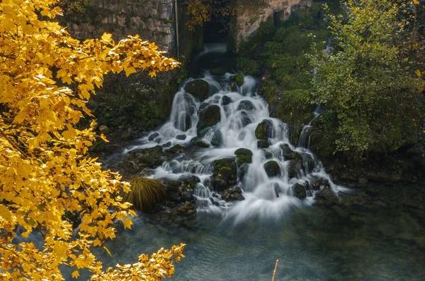 Een Herfst Landschap Met Een Lange Blootstelling Waterval Rastoke Dorp — Stockfoto