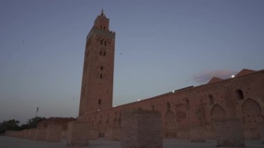 Gün batımında Marakeş 'te bir Koutoubia camisi.