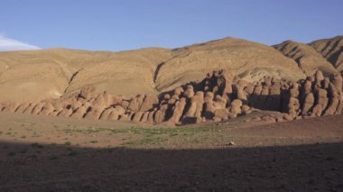 Kafkasyalı bir adam Fas 'ta Dades Vadisi' nde yürüyüş yapıyor.