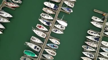 Dublin 'de binalarla çevrili teknelerle dolu bir liman manzarası.