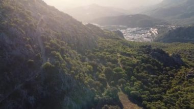İspanya, Ubrique 'in güzel dağlarının hava manzarası.