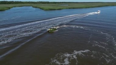 Denizde yüzen bir teknenin havadan görüntüsü.