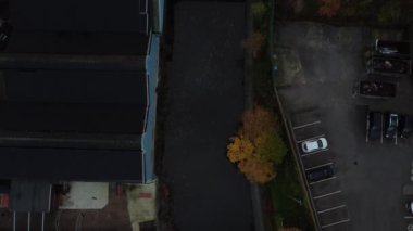Sheffield, İngiltere 'deki Tinsley Kanalı' nın yanındaki binaların ve arabaların hava görüntüleri.