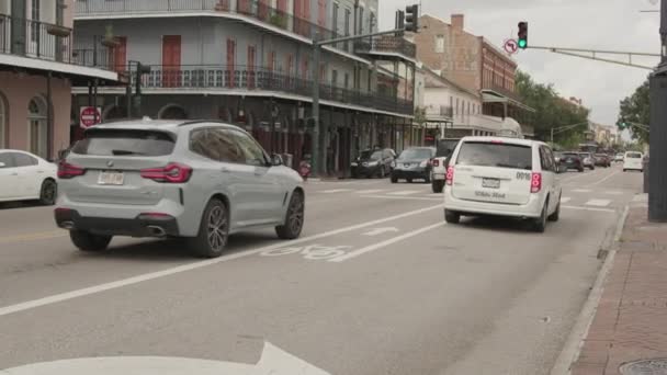 New Orleans Kasvetli Bir Günde Fransız Mahallesi Nin Sokak Trafiğinin — Stok video