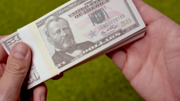Zbliżenie Rąk Trzymających Dolarowe Banknoty Stanów Zjednoczonych Portretem Ulyssesa Granta — Wideo stockowe