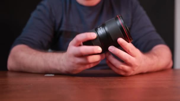 一个展示50毫米专业相机镜头的人 — 图库视频影像