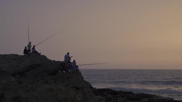 Uma Silhueta Pessoas Pescando Mar Durante Pôr Sol — Vídeo de Stock