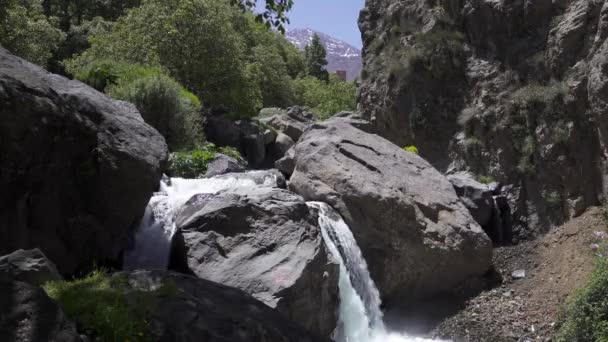 Wodospad Imlil Otoczony Skałami Drzewami Maroko — Wideo stockowe