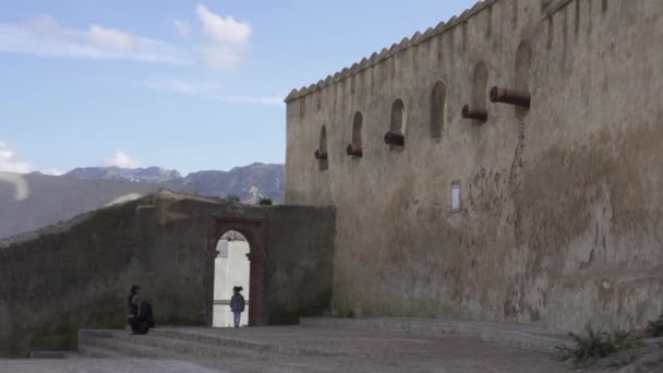 Группа Людей Гуляющих Tetouan Kasbah Старыми Зданиями Марокко — стоковое видео